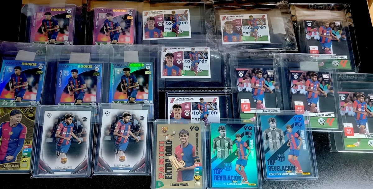 Colección de cartas y cromos de Lamine Yamal organizadas y protegidas, incluyendo ediciones Master Rookie, Topps y Panini en fundas plásticas.